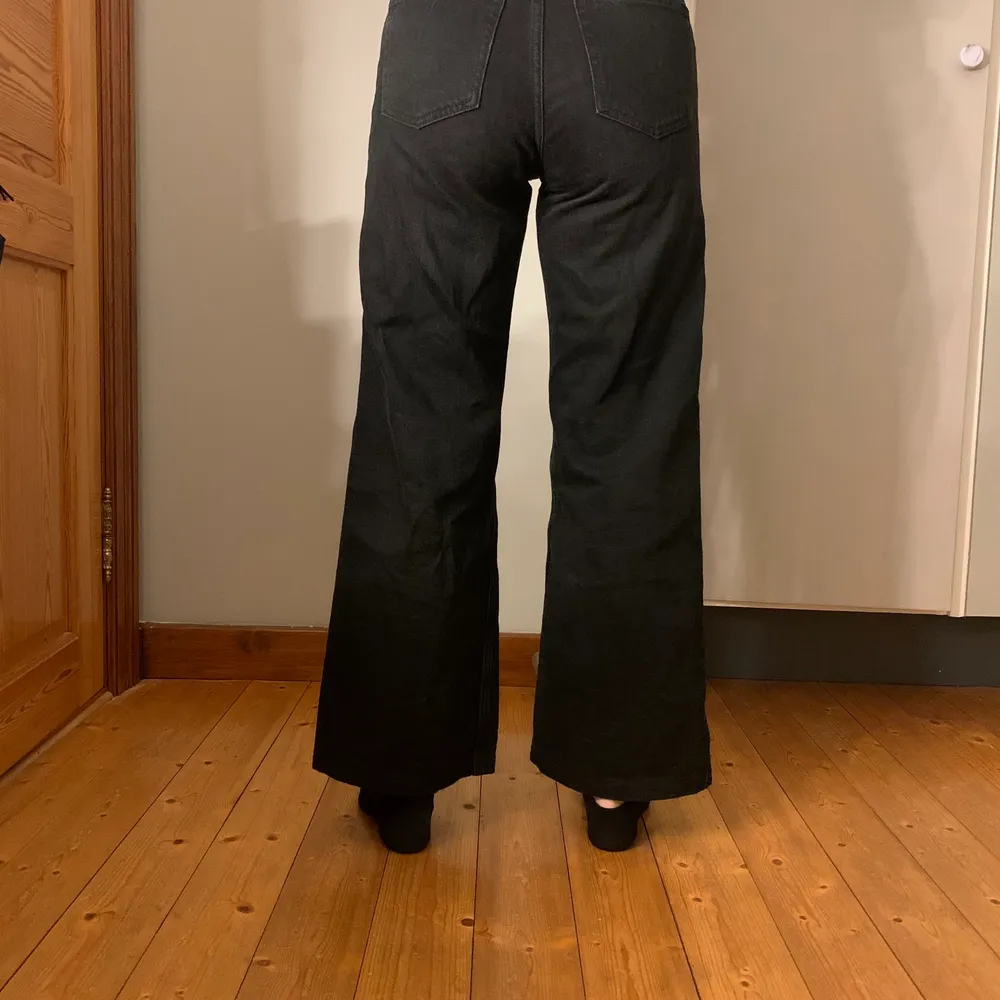 Ett par svarta jeans från monki i storlek 27. Väldigt bra skick, säljer pga att dem är för korta på mig som är 167cm. Köparen står för frakten💗💗 . Jeans & Byxor.