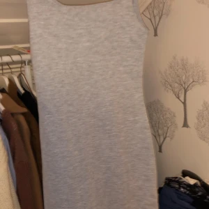 Lång klänning - En klänning från Zara. Den går ner ungefär till knäna och har en slits på baksidan vid benen. Aldrig använd! Storlek Xs/S, frakten blir 44kr🙂
