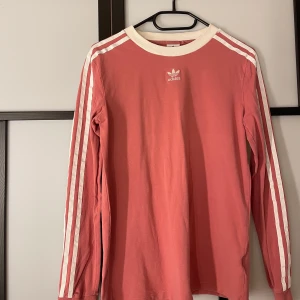 Adidas tröja storlek XS - Använt några gånger.