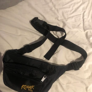 Crossbody väska  - Kodak film crossbody väska från Beyond Retro OG pris: 150kr