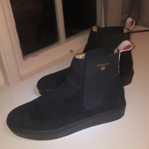 Boots - Hej! Säljer ett par boots ( ofodrade ) ifrån gant i storlek 37. Bara använt dom 2 gånger då dom var tyvärr förstora för mig mig och därför säljer jag, är verkligen jätte ledsen då dom verkligen är super snygga. Nypris är runt 1500kr och säljer för 500kr ❤️ pris går att disskuteras