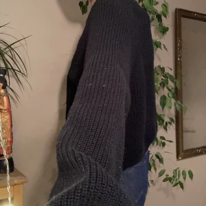 svart kofta med knappar - från monki 💕