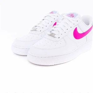Nike Wmns Air Force 1 07 - Säljer mina super snygga Nike Air Force i storlek 39, som jag köpte i för några månader sen. De är i  bra skick och det är inga problem med de. Köpte de på footish hemsida för 1.099kr och säljer för 400kr+frakt. Priset kan diskuteras vid intresse.💞