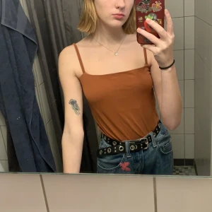 Orange/brun body - Superfint basplagg från ginatricot i strl M men passar på S också, man kan justera axelbanden hur man vill, den andra bilden visar färgen bäst🌸💕