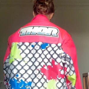 Crossjacka - Min pappas gamla crossjacka från 90talet!! Jättefint skick och har avtagbara ärmar så man även kan få en fin väst:)) Oversized på mig som är S och 165! Vid flera frågor är det bara att kontakta mig💖💗💞