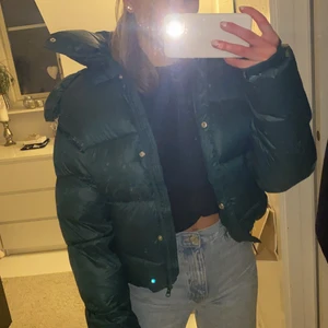 Grön Jacka - En mörk grön jacka från bikbok i storlek XS. Super fint skick och har använts 1 gång. Skriv om du är intresserad! Frakt ingår ej i priset. Bud 450kr! Buda 
