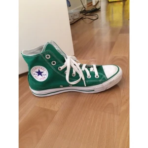  - Äkta converse köpta i conversebutik i USA, som använts runt 3ggr.
Hela och relativt rena.

Eventuell frakt tillkommer!