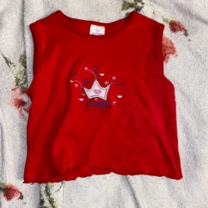 Röd babytee - Röd babytee som passar xs och mindre, tryck med ”princess” 👑👸 kan fraktas!