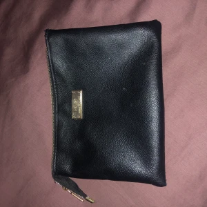 Necessär och plånbok - Fint skick . 50kr styck