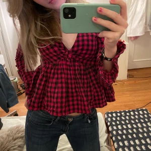 Rutig tröja - Så söt rutig tröja som jag aldrig använt, därmed i jättefint skick! Lite oklart vilken storlek men skulle säga xs-s Köparen står för frakt❣️