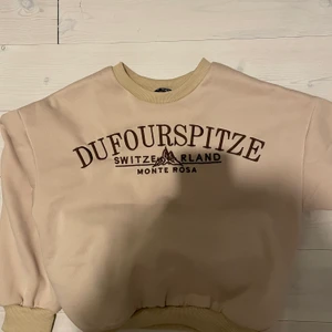 Beige tjocktröja - Beige tjocktröja, väldigt varm och gosig! Passar storlek xs-m bra. Köparen står för frakten.