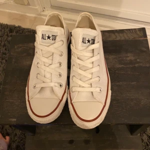 Converse - Nu säljer jag mina knappt använda Converse. De är vita och i storlek 36,5 (UNISEX). Inköpta för 525kr, säljer då de inte passar mig, därmed det billiga priset👍 Som sagt i storlek 36,5 men passar min bror som har storlek 38! (Alltså stora i passformen). Självklart 100% äkta!