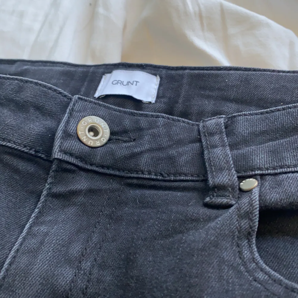 Grunt stentvättade jeans. Jeans & Byxor.