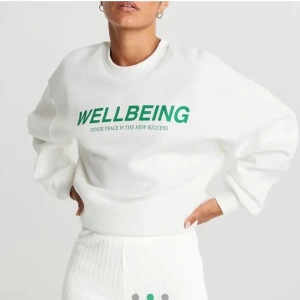 Intressekoll på denna super snygga sweatshirten - Säljer denna jättesnygga sweatshirten frånginatricot vid bra bud!!. Storlek XL sitter super snyggt oversized. Buda från 150kr. Lånade bilder från andra här på plick!