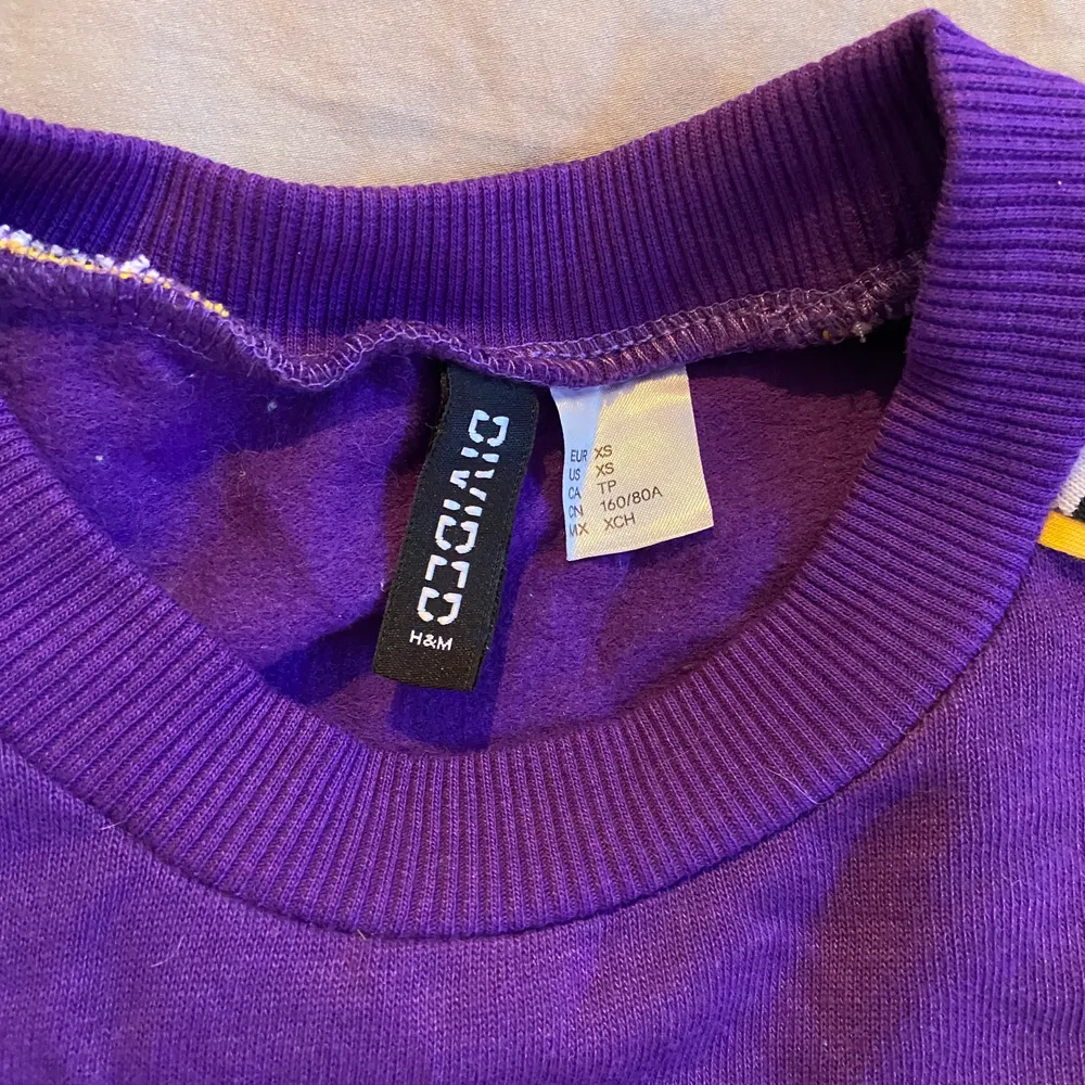 säljer denna crop sweatshirt från H&M. sweatshirten har 80s vibeas och är utsvängda i ärmarna ❣️. Tröjor & Koftor.