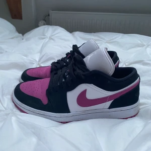 Nike Jordan 1 low  - Ett par Nike Jordan 1 low köpta från Zalando! Är i storlek 37/5 men jag kan ha dem och brukar oftast ha 38 i storlek, så passar även 38! Äkta såklart 🥰