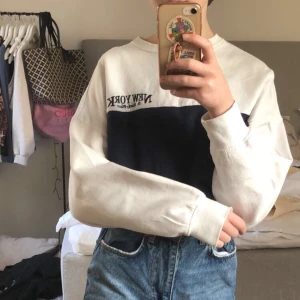 Tröja från H&M  - Jättefin sweatshirt från H&M i storlek xs. Jag köpte den för 100kr och säljer för 50kr ink frakt💖