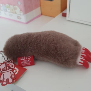 Gloomy bear paw - Gloomy bear tass som inte kommer till användning, har dragkedja så man kan lägga något litet inuti (skriv för bilder) och man kan fästa den på t.ez en väska. Det är official merch köpt i Japan (sedan fått i present) och tror inte det säljs längre. Budgivning ifall flera vill köpa. Liten färg defekt på klon i mitten se bild 3!