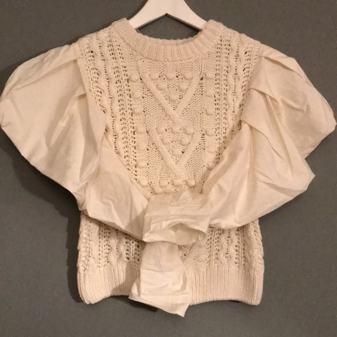 Crémevit romantisk tröja - 90