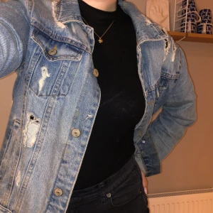 Jacka - Jeansjacka köpt från Chiquelle i st36 enlig lappen, men passar även någon med st38.  Skicka ett DM eller skriv i kommentarsfältet 🌸