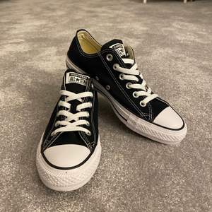 Helt nya converse skor! Aldrig använt då det blev en fel beställning. Stl 39 Köpte för 389kr säljer för endast 250kr  Tveka inte att höra av dig!❤️