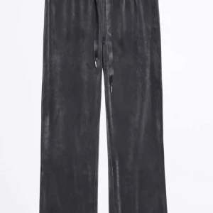 Gina mjukis byxa storlek S - Har använt ett få tal gånger då den är för stor på mig. Jätte fint skick. Skriv till mig för fler frågor och bilder❤️ köparen står för frakten