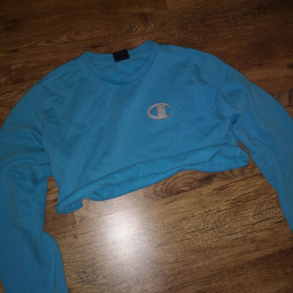 En fin blå/turkos oversize croppad Champion tröja. 💙Jag har själv klippt den så att den skulle få en snyggare passform. Den ser ganska kort ut när man lägger ut den på golvet men den blir längre när man sätter på sig den. 😚 Bud från 119 kr. 🎐. Tröjor & Koftor.