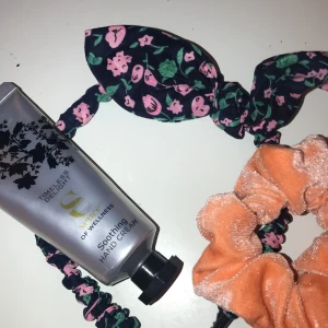 Ett pack med handkräm, hårband och ett diadem  - Jag säljer ett pack med en handkräm, hårband och ett diadem! Handkrämen är oanvänd och samma med hårbandet och diademet. 