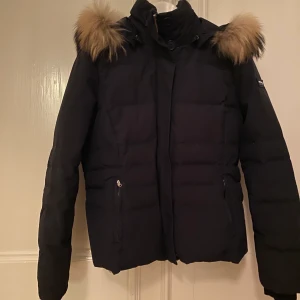 Woolrich jacka  - Säljer denna woolrich jacka! Använd fåtal gånger, jackan är i nyskick. Köpt på woolrich butiken i Stockholm för ungefär 7000kr. Storlek L men de är små i storlekarna så den sitter som en S.