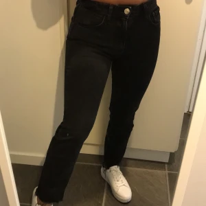 Svarta jeans - Ett par svart/mörk grå tajtare momjeans från Zara, storlek 36. Köpta för 300 men säljer för 70kr. Nästan helt oanvända, rätt tajta men sitter bra. (är 157cm) Köparen står för frakt!!💜