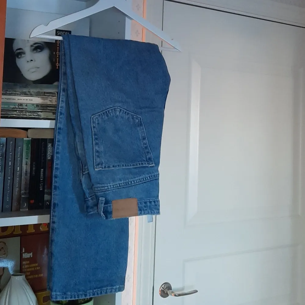 Högmidjade, ljusblå jeans från Weekday, i modellen 