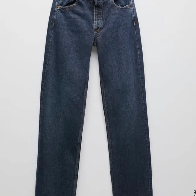 Säljer dessa medel/lågmidjade byxor från Zara i storlek 36. Helt oanvända med lapp kvar och allting. Säljes för 250 kr eller högsta bud. (Köparen står för frakt) . Jeans & Byxor.