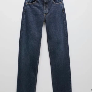 Zara jeans  - Säljer dessa medel/lågmidjade byxor från Zara i storlek 36. Helt oanvända med lapp kvar och allting. Säljes för 250 kr eller högsta bud. (Köparen står för frakt) 