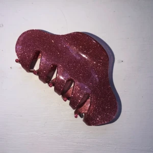 Söt klämma💕 - Fin hårklämma💕 kan mötas upp, eller skicka på posten. Köparen står för frakt