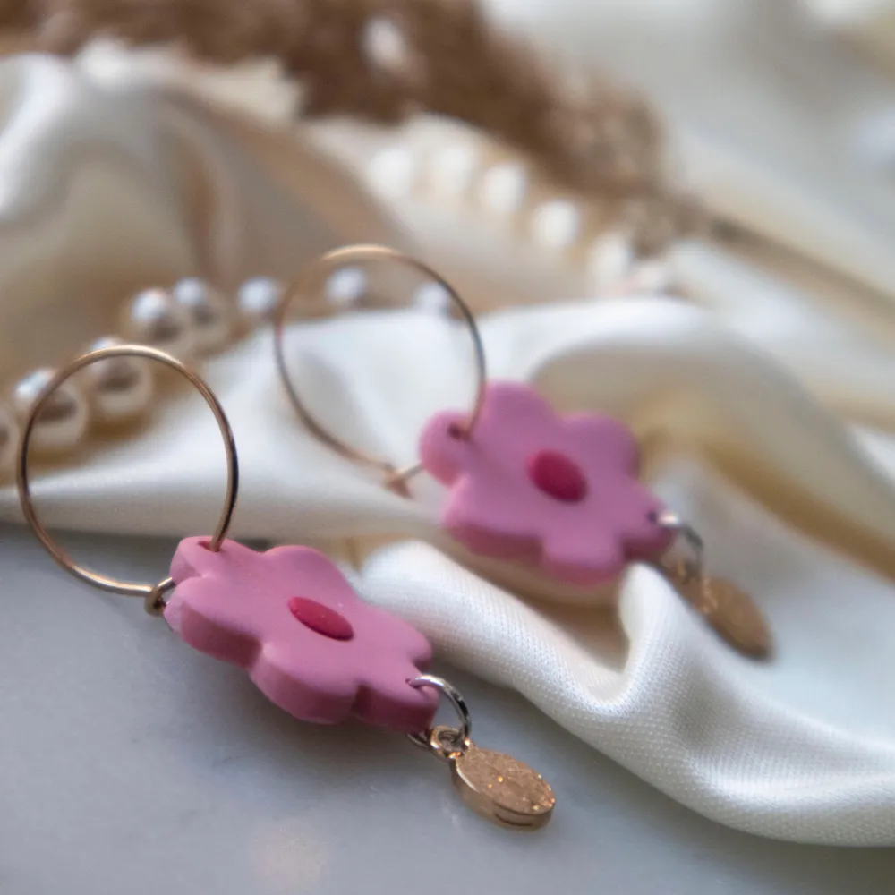 Handgjorda örhängen i polymer lera!🥰 Superfina rosa blommor med guldiga detaljer! Blomman är 2cm❤️ Har fler andra örhängen uppe på min sida!. Accessoarer.