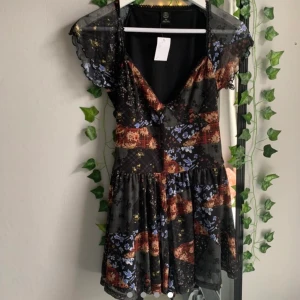 Patchwork playsuit - Jättefin patchwork playsuit från Urban Outfitters. Säljer då jag har två stycken likadana (denna helt oanvänd). Skriv privat vid frågor eller fler bilder (första två är lånade, alltså inte mina) 💕 Frakten är inkluderad i priset. Nypris: 300kr 