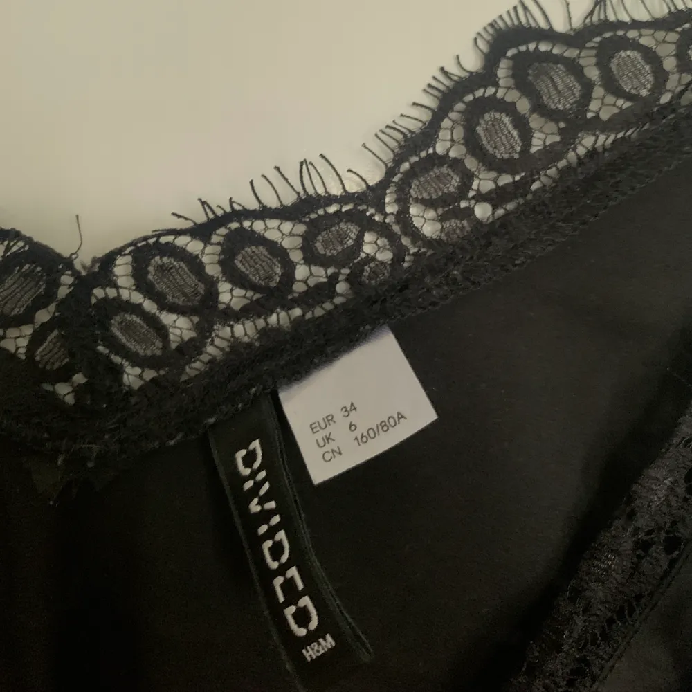 Ett jättefint svart linne med spets från H&M. Säljer då det inte kommer till användning. Mycket bra skick!! Köpare står för frakt 📦 . Toppar.