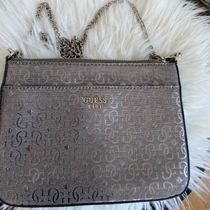 Axelremsväska  - Fin axelremsväska, passar alla stilar. Både vardaglig och festlig.