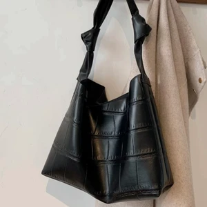 Väska - Inte äkta skin! Skriv privat för fler bilder, aldrig använd och mycket rymlig, buda i komentarerna 10kr mellan varje bud OBS: bara bindande bud💋