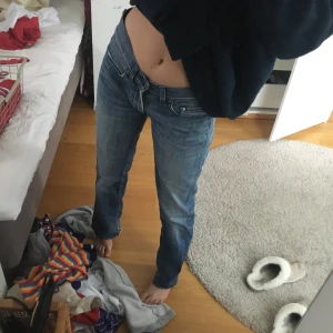 Acne jeans - Lågmidjade Acne jeans med snygga slitdetaljer, passar ungefär W25, jag är 170cm och dom går till marken på mig🥰