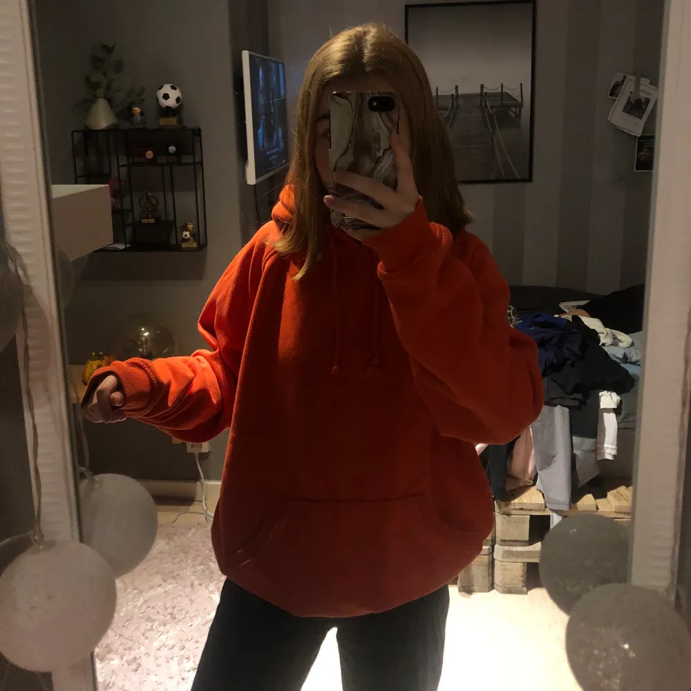 skitsnygg orange hoodie från bikbok, använd men i bra skick. Hoodies.