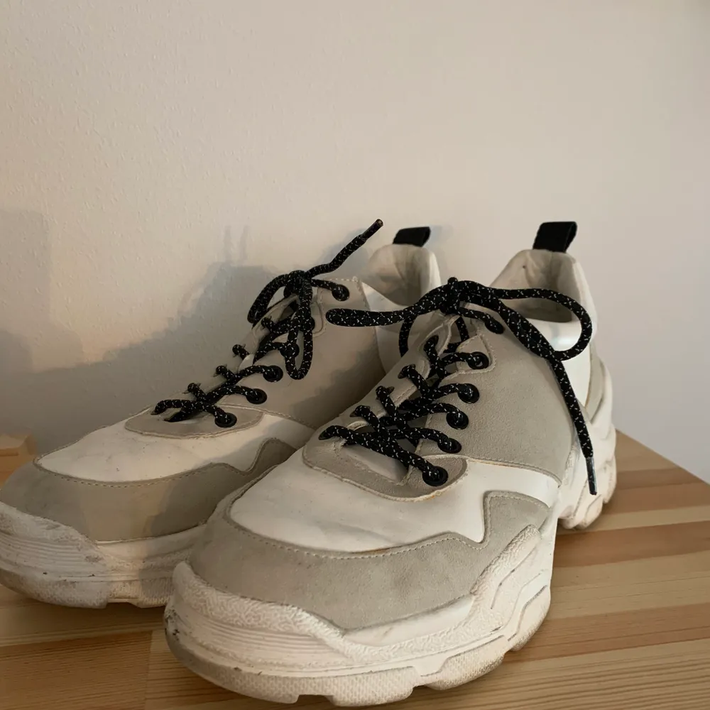Sparsamt använda skor från bershka storlek 39. Hämtas på ellstorp eller fraktas. Frakt ingår ej i priset. . Skor.