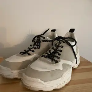 Sparsamt använda skor från bershka storlek 39. Hämtas på ellstorp eller fraktas. Frakt ingår ej i priset. 