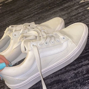 Vans  - Hejsan! Säljer mina old school vans lyckades komma till användning 1-2 gånger. Inte riktigt min smak. Köparen står för frakten. 