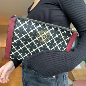 Malene Birger Plånbok  - Jag säljer min fina, äkta, Malene Birger plånbok som tyvärr inte kommaren tilla användning. Taggen finns ej kvar men plånboken har aldrig blivit använd. Plånboken säljs ej längre men nypris var runt 750 (danska kr)💞 köparen står för frakten men jag möter även upp i Lund 💞 