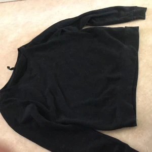 Svart sweatshirt - vanlig oanvänd sweatshirt frakt inkluderat. strl L passar mest M-S