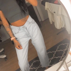 Dr. denim jeans - Alldeles för stora för mig som vanligtvis har xs-s tyvärr. Men såååå fina! Storlek 28/32. 🤩