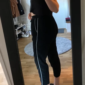 Byxor MONKI  - Snygga streetbyxor i storlek L, passar M också. Fint skick! Frakten ingår i priset. 