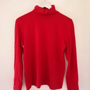 Röd polotröja NaKd - En superskön röd polotröja från NaKd! Säljer pga lite för stor för mig, har bara använt den en gång 🥰 Den passar både S och M! Nypris var 170 kronor, säljer för 80kr. Köparen står för frakt <3 Kan mötas upp i Malmö eller närområden!