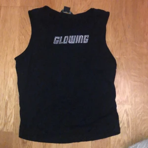 Super gulligt linne från monki - Super gulligt linne från monki och aldrig använd! Frakten ingår ej i priset! Str M med passar en S